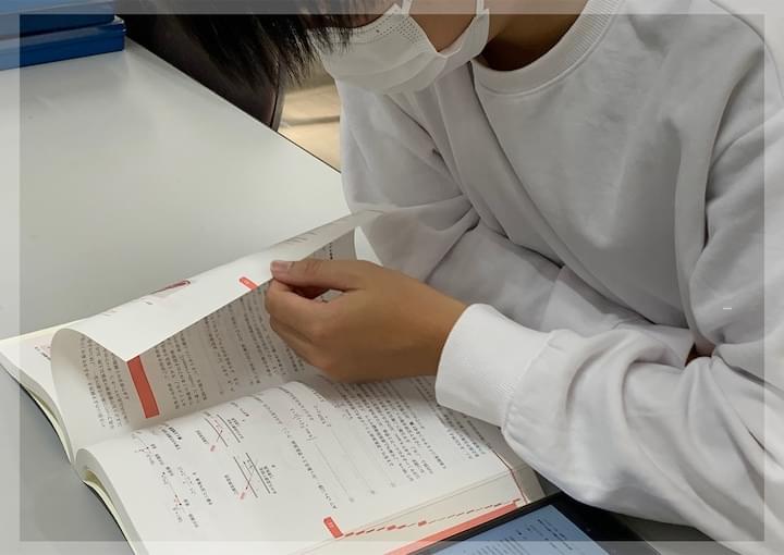 夢をかなえたい学生の勉強風景の写真
