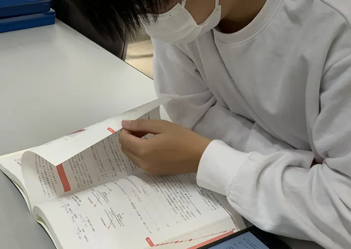 夢をかなえたい学生の勉強風景の写真